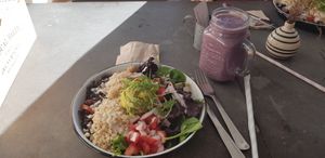 Such a delicious bowl and a good smoothie🤞 at Eight - The Health Lounge in Lisbon