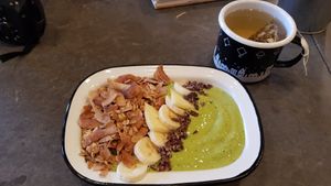 Green Emerald Smoothie Bowl & Cleanse Tea at Eight - The Health Lounge in Lisbon