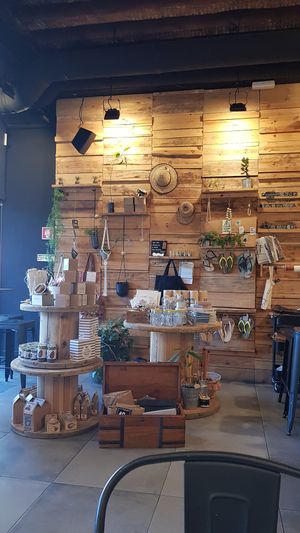 Es gibt neben Essen und Getränken auch ein paar Kleinigkeiten zu kaufen. at Eight - The Health Lounge in Lisbon