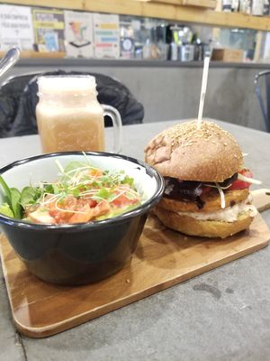 Tempeh burger and pink lemonade at Eight - The Health Lounge in Lisbon