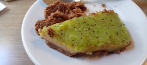 Torta vegana com creme de baunilha e geleia de kiwi at Prato Verde in Porto Alegre