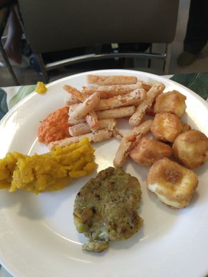 Palitos de cenoura, creme de pimentão, e pire de moranga, todos ótimos at Botanico Buffet Vegetariano in Porto Alegre