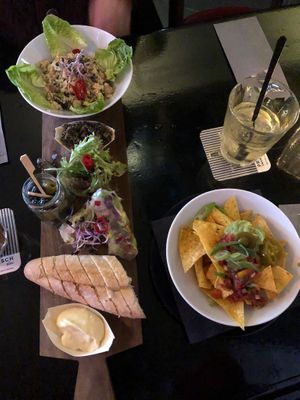 Voorgerecht: let op de springrolls op de plank! at Gaudi's in Amersfoort