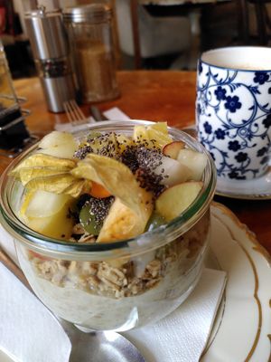 Veganes Porridge at Anna's Cafe in Lueneburg