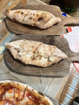 garlic bread & cheezy garlic bread   at Basement Browns in Coventry