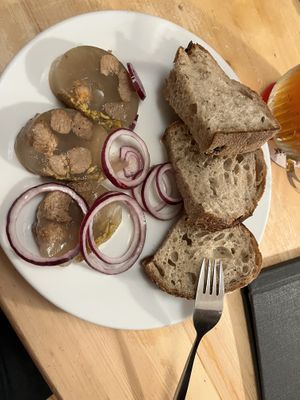 Tlačenka s cibulí  at Střecha in Prague