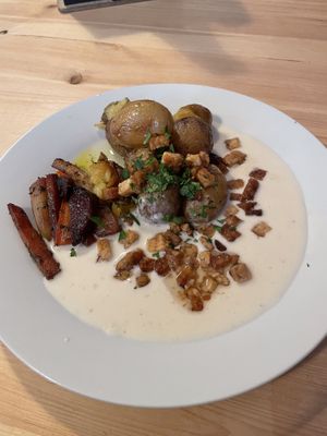 Daily menu - tempeh, roasted veggies, baked potatoes and white sauce  at Střecha in Prague