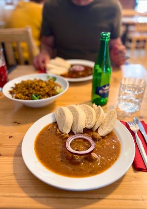 Guláš na černém pivu | Dark beer goulash at Střecha in Prague