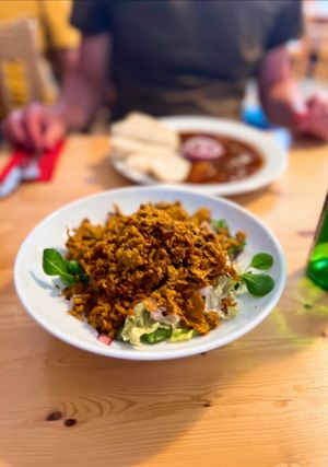 Salát s kebabem | Salad w/ kebab at Střecha in Prague