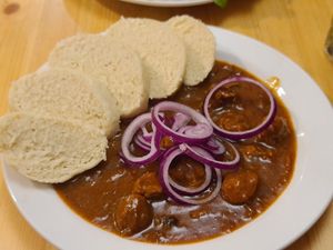 Biergulasch mit Böhmischen Knödeln at Střecha in Prague