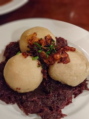 Plněné knedlíky na červeném zelí at Střecha in Prague