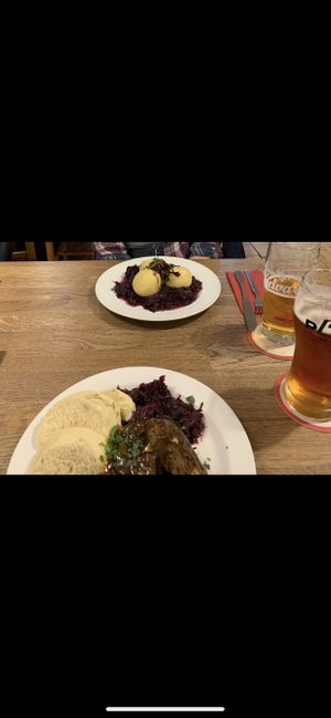 Gefüllte Knödel und „Ente“ mit Rotkohl  at Střecha in Prague