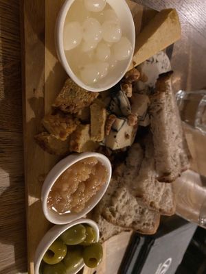 Käseteller vorweg  at Střecha in Prague