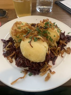 Smoked soy mince filled dumplings and delicious red cabbage 🥬   at Střecha in Prague