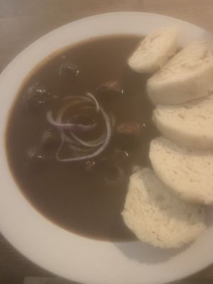 Een goulash met Vegan gehakt en een biertje   at Střecha in Prague