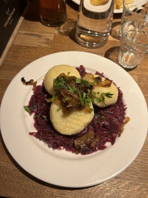 Gnocchi di pane ripieno di carne veg, con cipolla caramellata e radicchio rosso (il piatto incriminato )  at Střecha in Prague