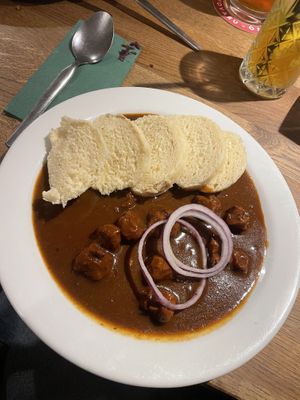serviettenknödel mit gulasch  at Střecha in Prague