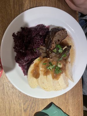 ente mit serviettenknödeln und rotkraut  at Střecha in Prague