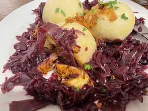Mit Räuchertofu Gefüllte Knödel mit Blaukraut  at Střecha in Prague
