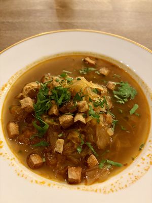Sauerkrautsuppe mit knusprigen Tofuwürfeln  at Střecha in Prague