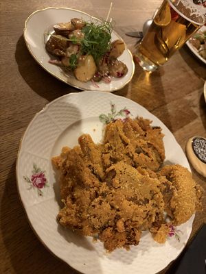 Austernpilzschnitzel mit traditionellem Kartoffelsalat  at Střecha in Prague