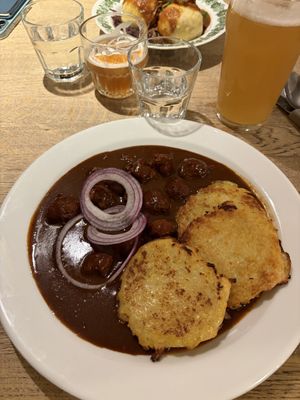Gulasch mit Kartoffelpuffern und Biersauce  at Střecha in Prague