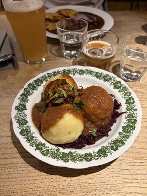 Gefüllte Klöße auf Rotkohl  at Střecha in Prague