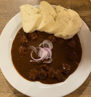 Bier Gulasch mit böhmischen Knödel (Kartoffelknödel)  at Střecha in Prague