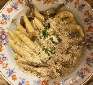 Schupfnudeln (potato dumplings) mit Pilzen und Cashew Käse Sauce   at Střecha in Prague