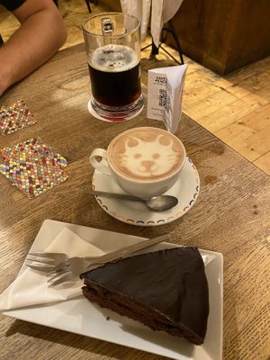 Schokoladenkuchen, Kofola, heiße Schokolade   at Střecha in Prague