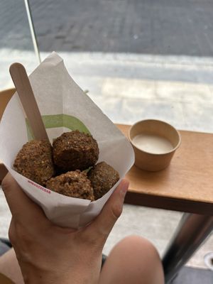 Falafel e salsa tahina   at Maoz in Barcelona