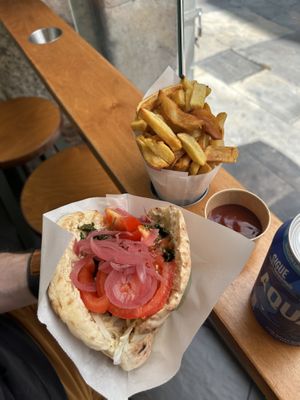 Pita e patatine   at Maoz in Barcelona