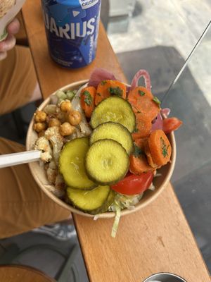 Falafel bowl ( è enorme, i falafel sono sommersi)   at Maoz in Barcelona