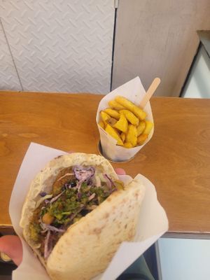 Chips👍👍👍 and pita with slaw, chimmichurri, pickles, chickpeas  at Maoz in Barcelona