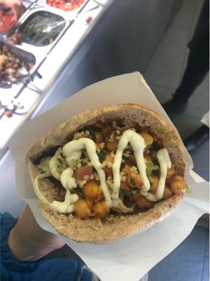 Albóndigas de falafel con un montón de ingredientes riquísimos  at Maoz in Barcelona
