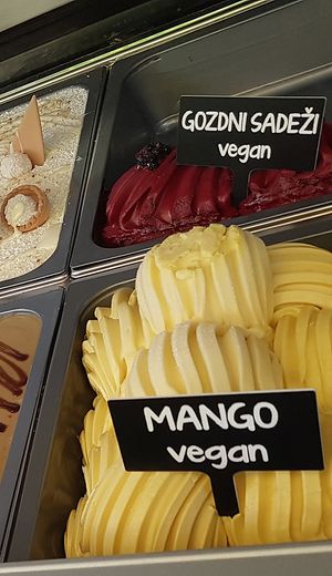 Vegan ice cream flavours (mango and forest fruit). Photo by: Brunarica Jezero Braslovče on Facebook at Brunarica Jezero in Braslovce