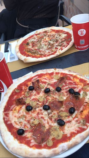 The pizzas Saporita and Tonno e Cipolla at Spizzico - Pizza Time in Bolzano