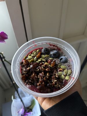 I’ve ordered the açaí bowl and the miso porridge, both delicious. 🌿🌸  at Jusu Brothers in West London
