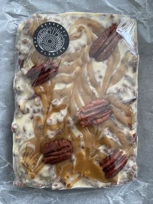 Rocky road with white chocolate, pecans, rice crisps and salted caramel (tasty and crunchy) at Bakkerij Van Planten in Tilburg