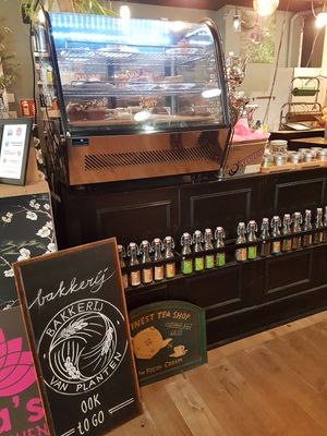 bakery inside shopping hall - we waited several minutes. No staff. 
we did a tour of the shopping hall and tried again. Nobody. 
Pity😡 at Bakkerij Van Planten in Tilburg