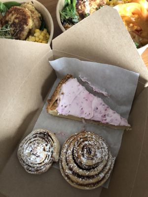Himbeer Käsekuchen + Zimtschnecken (vegan)  at Lille Hus in Mainz
