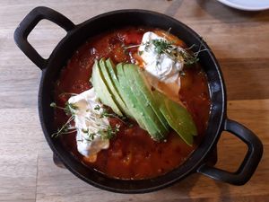 Vegane Shakshuka mit Avocado at Lille Hus in Mainz