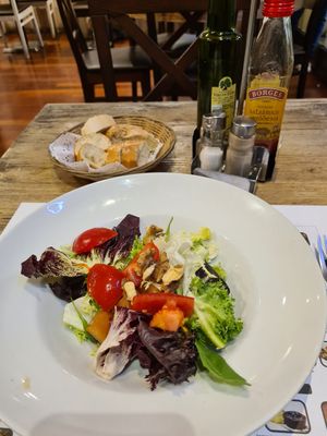Salad with caramelized pear and walnuts at El Trencadís de l'Eixample in Barcelona