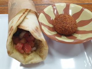 Stretch zataar w/fresh veg wrap $7.50: tomato, onion, capsicum, black olives nice, nothing outstanding (no sauce etc)
Felafel: crunchy, fresh at A1 Bakery in Brunswick