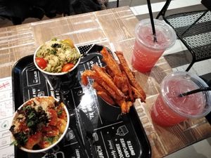 Mac n cheese, avocado pasta, air baked sweet potato fries and seasonal lemonade😄filling and delicious at By Chloe - Covent Garden in London