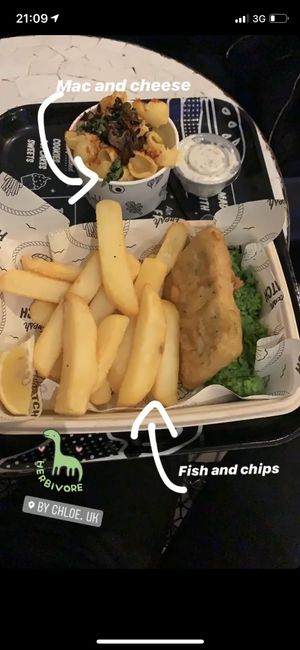 Mac and cheese buenísimo y el fish and chips deja mucho que desear... es tofu rebozado con limón. No es muy novedoso...  at By Chloe - Covent Garden in London