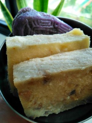 Yam Cake, Carrot Cake and Kueh at Nice Goreng Pisang & Snack Stall in Central Singapore