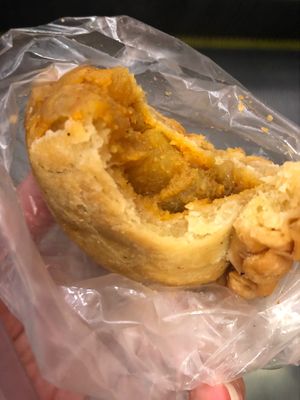 curry puff $1.50 👍🏻👍🏻👍🏻 at Nice Goreng Pisang & Snack Stall in Central Singapore