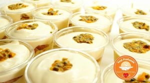 Postre vegan de maracuyá, con fina capa de galletitas y exquisito mousse de la fruta de la pasión.  100% vegano. at Azul Profundo in Medellin