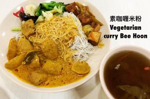 Vegetarian curry Bee Hoon with free soup  at Shi Man Lou 食满楼 in North Singapore